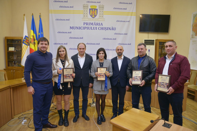 Sportivele Anastasia Nichita și Irina Rîngaci au obținut premii din partea Primăriei Chișinău, pentru performanțele obținute la Campionatul Mondial de Lupte de la Belgrad