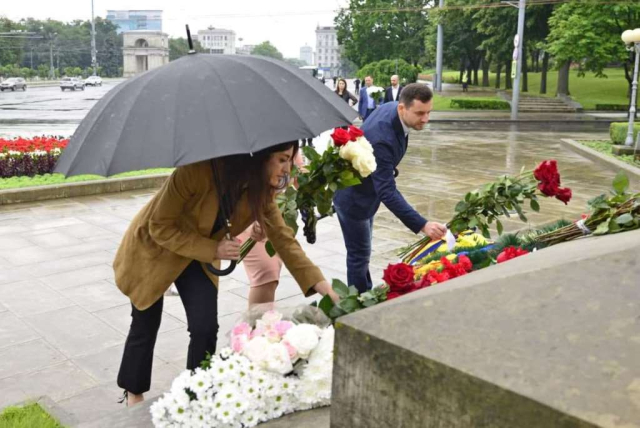 Conducerea Primăriei Chișinău a depus flori la monumentul domnitorului Ștefan cel Mare și Sfânt