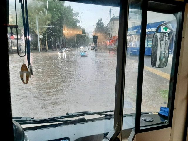 Din cauza ploilor, pe anumite rute de troleibuz sunt înregistarte devieri de la orar 