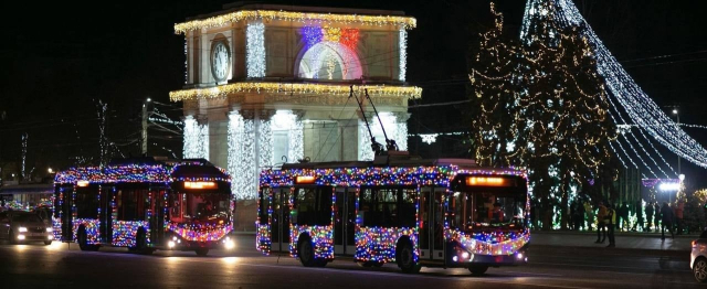 În seara de Revelion, 11 troleibuze decorate cu luminițe vor circula pe străzile din capitală 