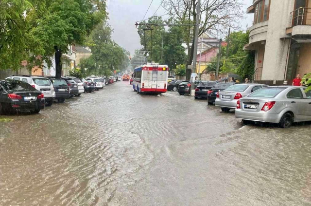 Cetățenii care utilizează transportul public sunt îndemnați să evite zonele cu risc de inundații din cauza ploii