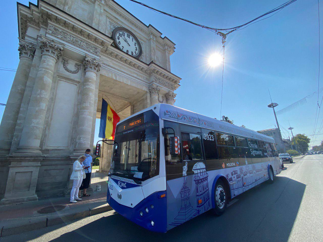 În acest weekend, troleibuzul turistic va avea o rută tematică dedicată cuplurilor celebre din Chișinău 