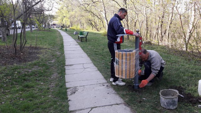 Instalarea coşurilor de gunoi în parcurile din Chişinău