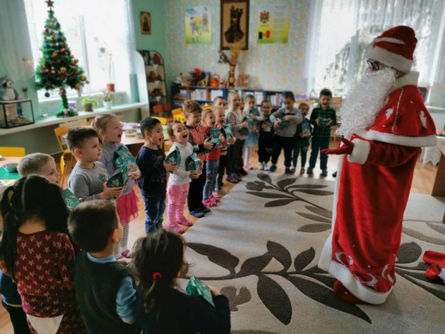 Муниципалитет продолжает традицию вручения новогодних подарков детям в детских садах столицы