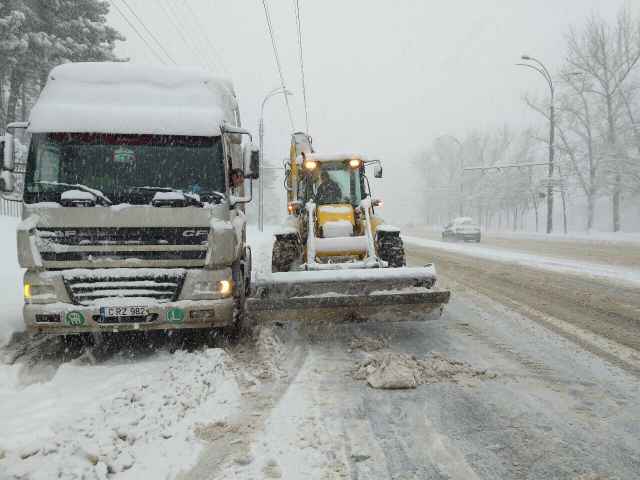 Intervenția serviciilor municipale și a inspectorilor de patrulare la deszăpezirea drumurilor și fluidizarea traficului în Capitală