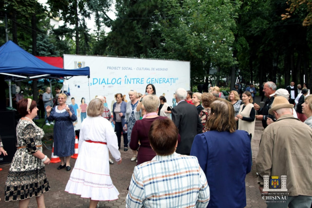 Spectacol muzical în aer liber, în Grădina Publică „Ștefan cel Mare și Sfânt”, în cadrul Proiectului socio-cultural de weekend „Dialog între generații”

