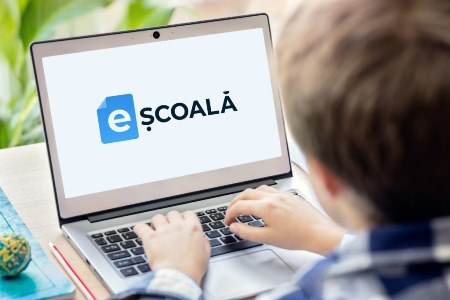 Circa 2300 cereri depuse online în prima zi de înscriere în clasa I a copiilor din capitală  