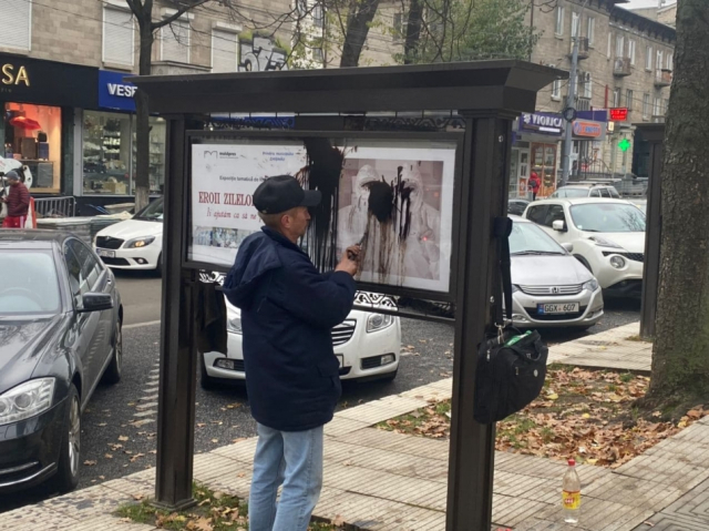 Persoana care a vandalizat expoziția de fotografii dedicată medicilor din prima linie, de pe panourile pentru ziare din str. A. Pușkin, a fost identificată