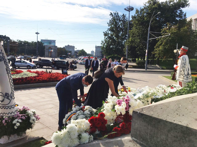 Viceprimarii municipiului Chișinău au depus flori la monumentul domnitorului Ștefan cel Mare și Sfânt