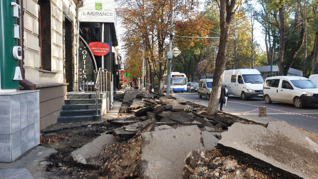 Проведение ремонтных работ на тротуарах по улице А. Пушкина и ул. Митрополита Г. Бэнулеску - Бодони

