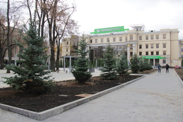 Primarul general, împreună cu angajații municipalității au plantat arbori în Scuarul „Mihai Eminescu"   