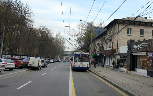 Continuă lucrările de renovare a trotuarelor din zona centrală a capitalei
