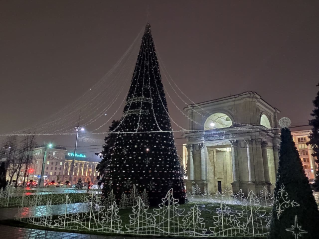 (LIVE) Inaugurarea pomului de Crăciun din Scuarul Catedralei Mitropolitane „Nașterea Domnului”