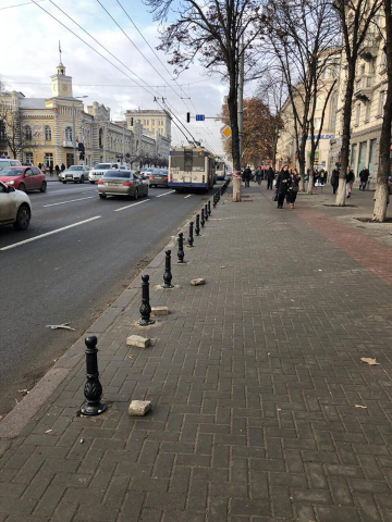 Montarea pilonilor de delimitare a accesului pe trotuare în zona centrală a capitalei