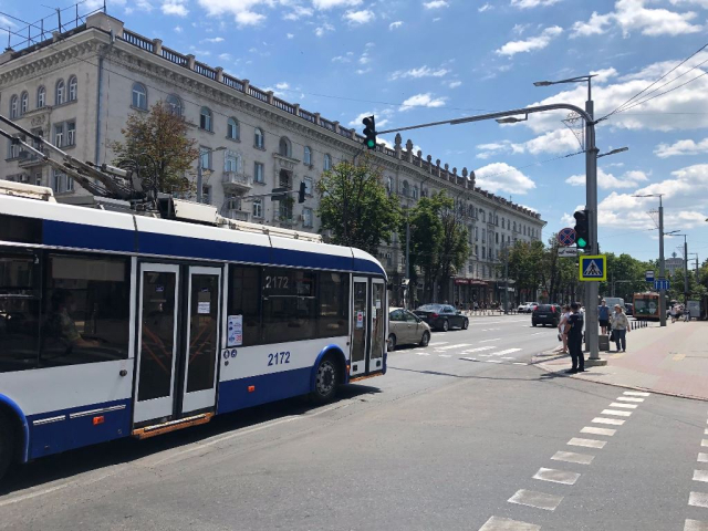 Punerea în funcțiune a semaforului de la intersecția: bd. Ștefan cel Mare și Sfânt – str. Vlaicu Pârcălab